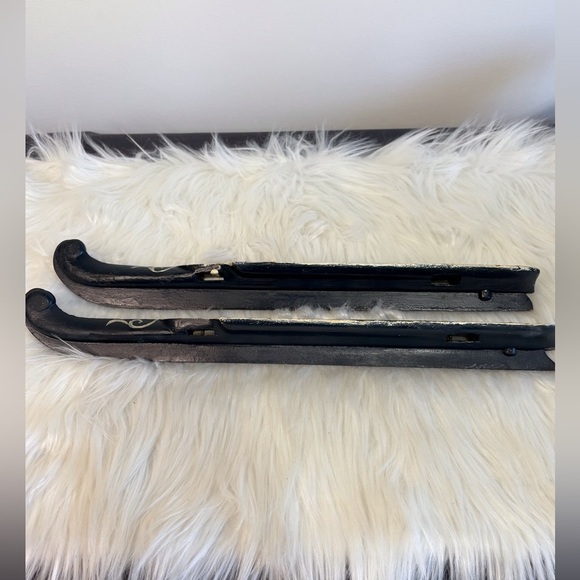 Decorative Hand-Painted Wooden Skate blades - Picture 7 of 7